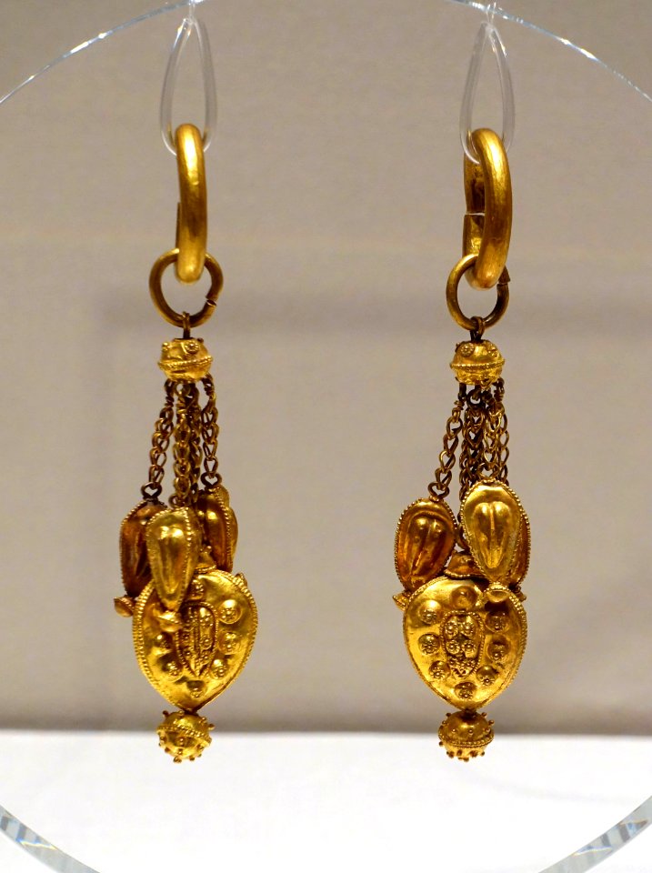 Earrings, Korea, Three Kingdoms period (Silla), 500s AD - Tokyo National Museum - Tokyo, Japan - DSC08129
