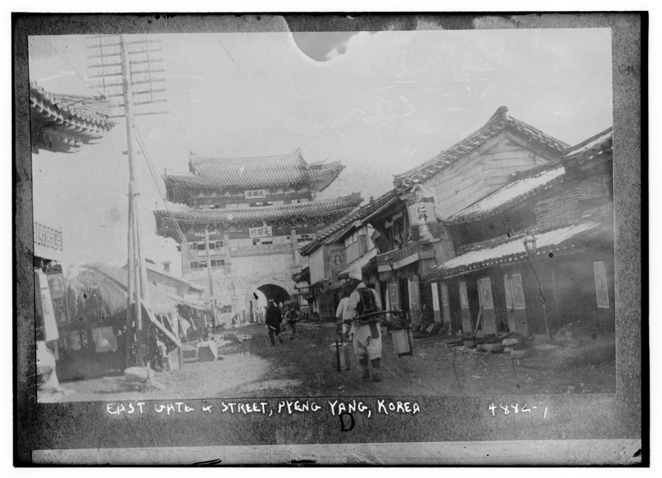 East gate & street, Pyeng Yang, Korea LCCN2014708693
