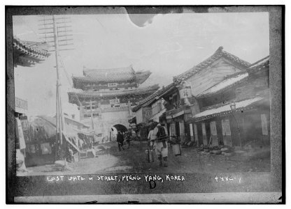 East gate & street, Pyeng Yang, Korea LCCN2014708693