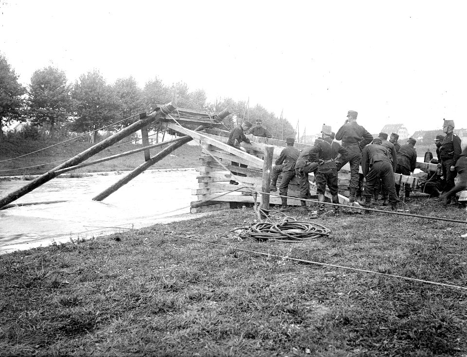 Genietruppen beim Brückenbau - CH-BAR - 3236498