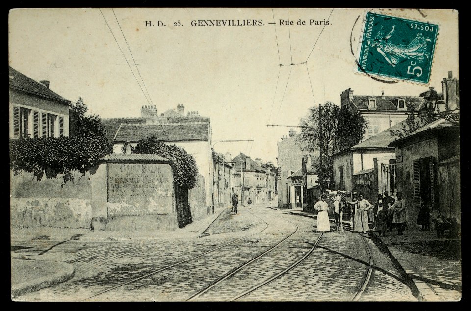 Gennevilliers.Rue de Paris.Rails tramway