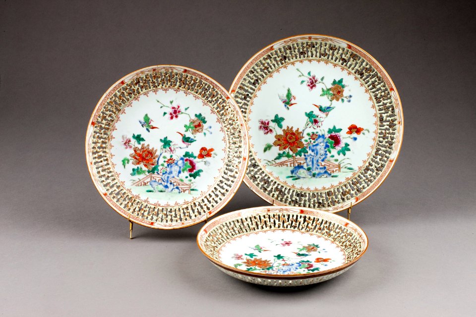 Genombrutna porslinsfat gjorda i Kina i mitten av 1700-talet - Hallwylska museet - 95913