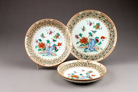 Genombrutna porslinsfat gjorda i Kina i mitten av 1700-talet - Hallwylska museet - 95913