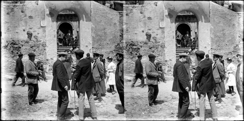 Gent a l'entrada de l'església de la Santa Creu