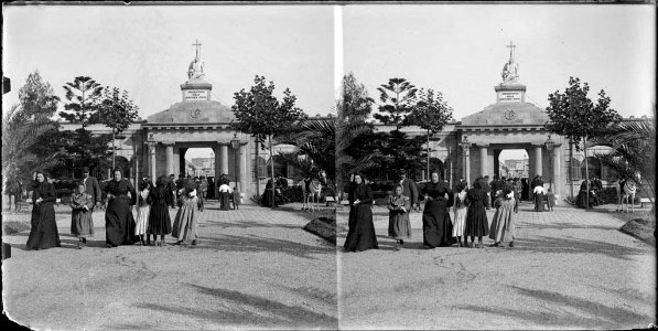 Gent a la porta principal del Cementiri de l'Est de Barcelona