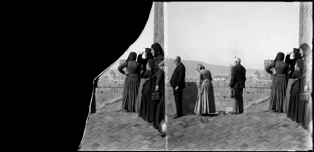 Gent al terrat de la catedral de Barcelona i vista de la ciutat