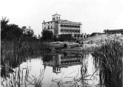 Gent asseguda vora un llac al Ricart de Malla