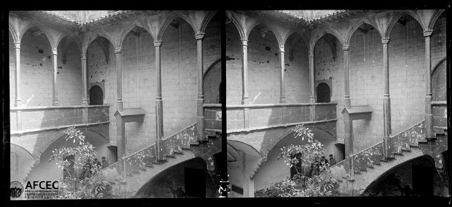Gent a l'interior del pati de l'Hospital de Lleida (AFCEC VINTRO B 00151)