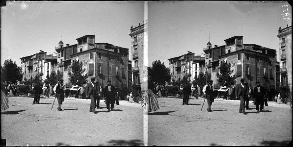 Gent a la rambla de Vic en dia de mercat