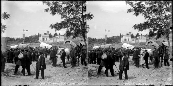 Gent , cavalls i tartanes per la fira de Sant Isidre als afores de Cardedeu