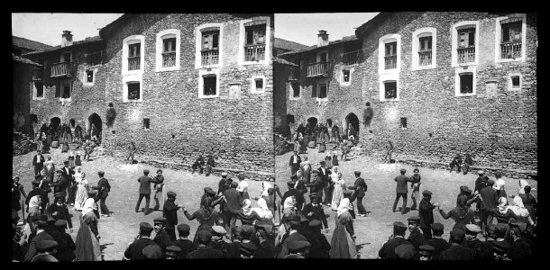 Gent ballant a la plaça de Llessui (AFCEC BORDAS X 349)
