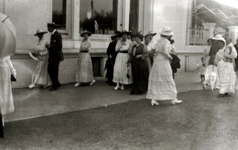Gente elegantemente vestida paseando por delante del Hotel Londres (1 de 1) - Fondo Car-Kutxa Fototeka