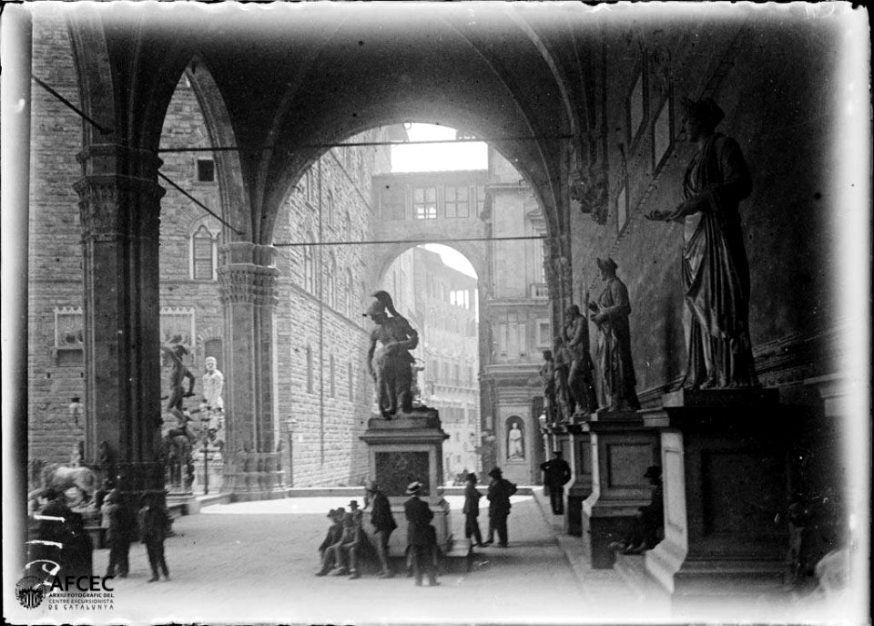 Gent contemplant les escultures de la plaça de la Signoria de Florència
