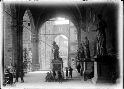 Gent contemplant les escultures de la plaça de la Signoria de Florència