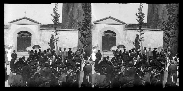 Gent del poble esperant la processó