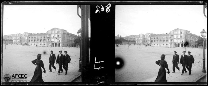 Gent passejant per una plaça de Madrid
