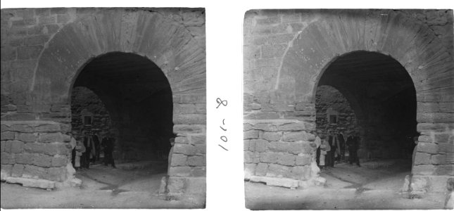 Gent sota un portal de la Fuliola