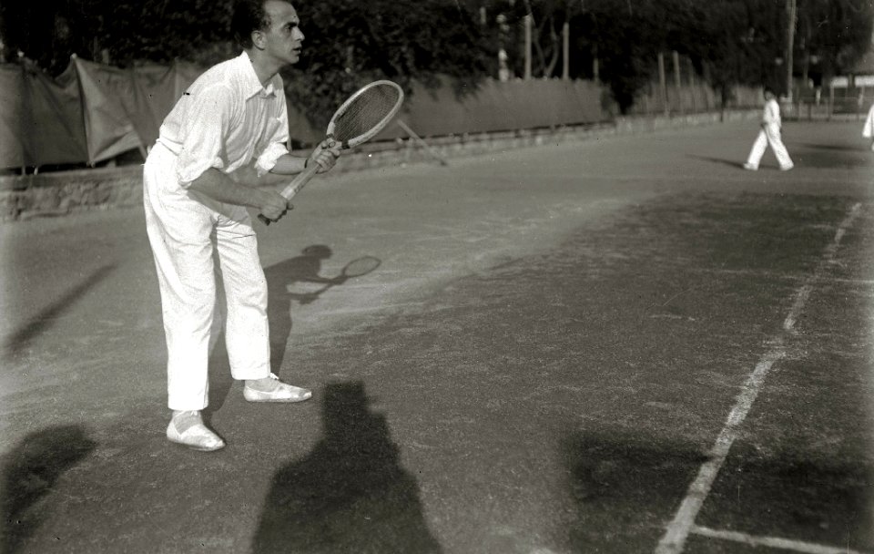 Gente jugando al tenis en las antiguas pistas de San Sebastián (2 de 7) - Fondo Car-Kutxa Fototeka