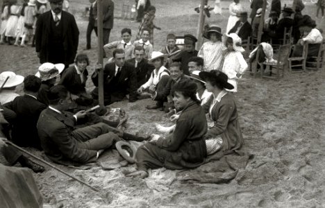 Gente en la playa de la Concha (1 de 4) - Fondo Car-Kutxa Fototeka
