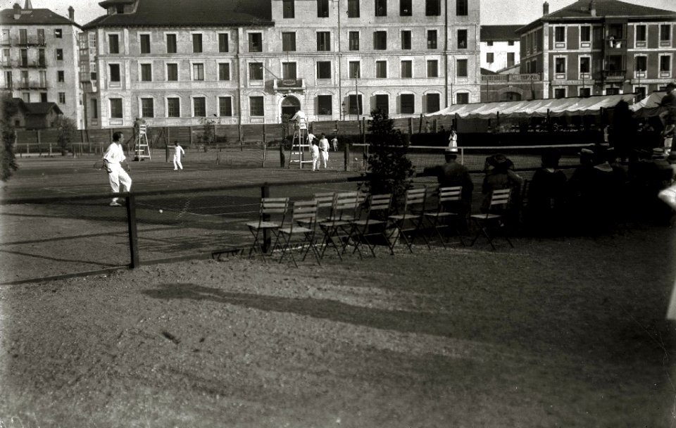 Gente jugando al tenis en las antiguas pistas de San Sebastián (6 de 7) - Fondo Car-Kutxa Fototeka