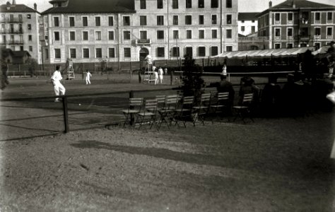 Gente jugando al tenis en las antiguas pistas de San Sebastián (6 de 7) - Fondo Car-Kutxa Fototeka