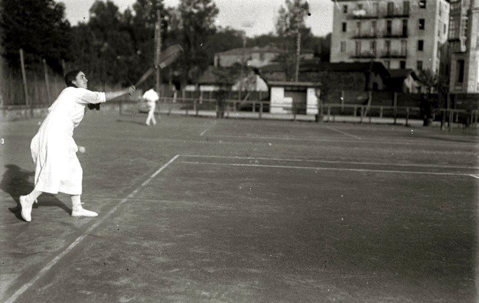 Gente jugando al tenis en las antiguas pistas de San Sebastián (5 de 7) - Fondo Car-Kutxa Fototeka