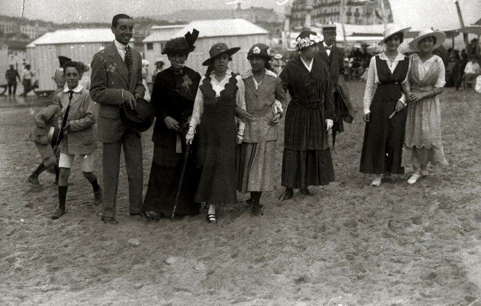 Gente en la playa de la Concha (3 de 4) - Fondo Car-Kutxa Fototeka