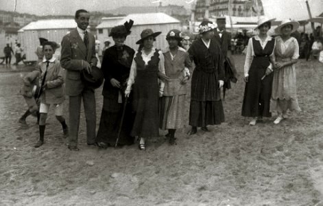 Gente en la playa de la Concha (3 de 4) - Fondo Car-Kutxa Fototeka
