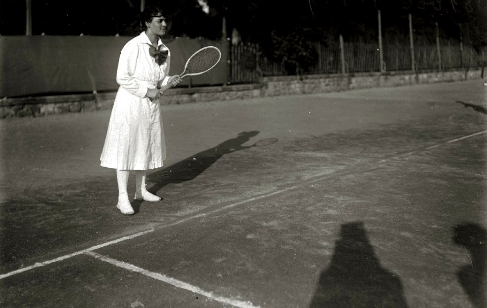 Gente jugando al tenis en las antiguas pistas de San Sebastián (3 de 7) - Fondo Car-Kutxa Fototeka