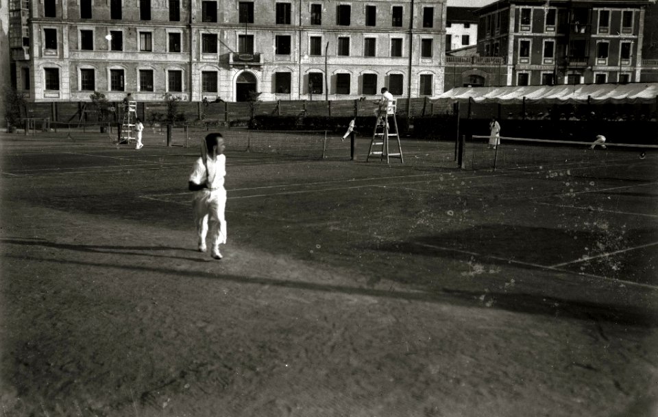 Gente jugando al tenis en las antiguas pistas de San Sebastián (7 de 7) - Fondo Car-Kutxa Fototeka