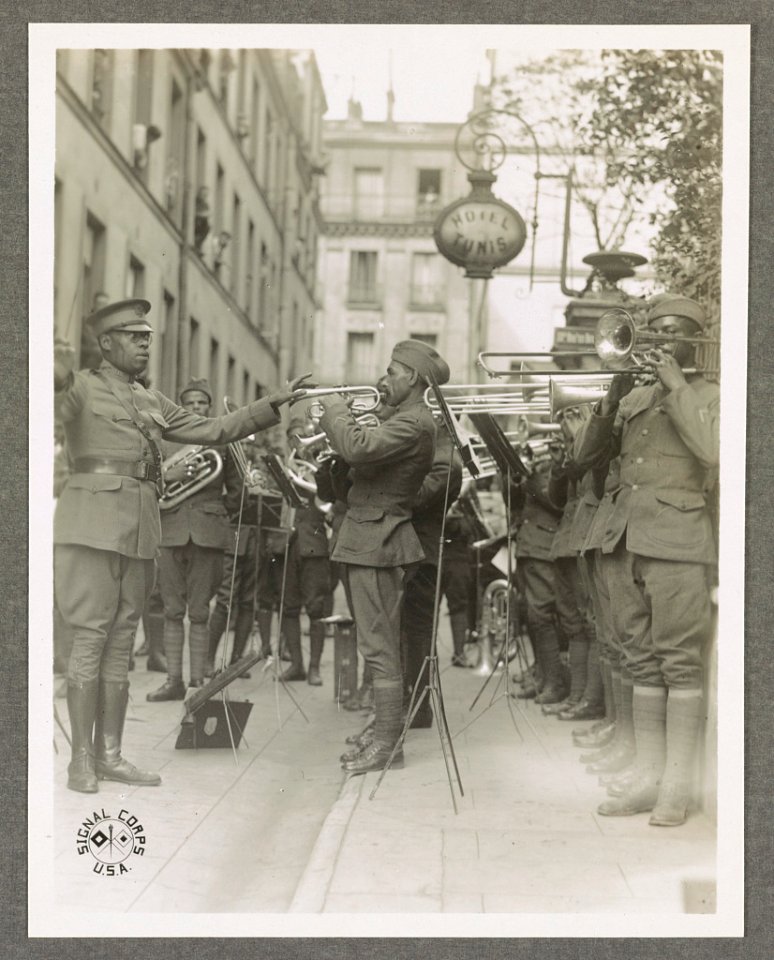 Genuine jazz for the yankee wounded In the courtyard of a Paris hospital for the American wounded, an American negro military band, led by Lt. James R. Europe, entertains the patients with LCCN2016651602