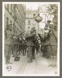 Genuine jazz for the yankee wounded In the courtyard of a Paris hospital for the American wounded, an American negro military band, led by Lt. James R. Europe, entertains the patients with LCCN2016651602