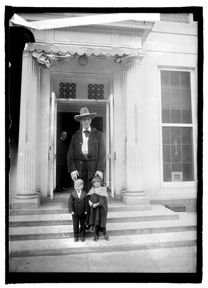 Geo. Auger & Mr. & Mrs. Doll, 5-17-22 LCCN2016846348