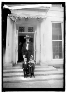 Geo. Auger & Mr. & Mrs. Doll, 5-17-22 LCCN2016846348