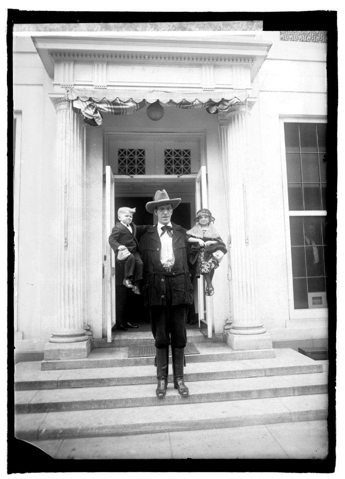 Geo. Auger & Mr. & Mrs. Harry Doll, 5-17-22 LCCN2016846349