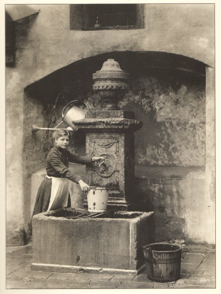 Georg-pettendorfer-innenhof-marstallgeb-laufbrunnen-1913