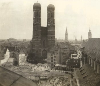 Georg-pettendorfer-westseite-frauenkirche-1911 photo