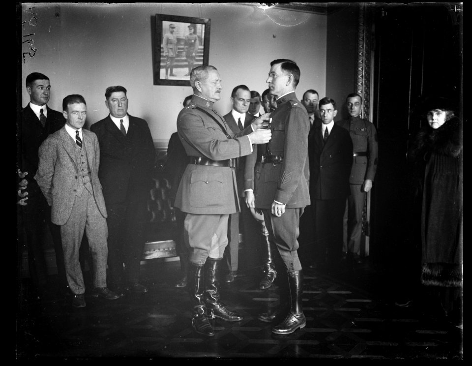 George E. Adamson, 1st. Lt. Quartermaster Corps, receiving Distinguished Service Cross from Gen. Pershing for his work as Confidential Secy. to Commander-in-Chief of the Amer. Expeditionary LCCN2016891927