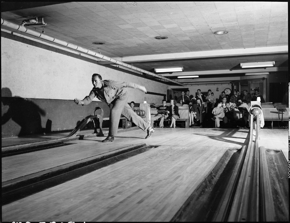 George Fain, son of Harry Fain, coal loader, bowling. There are 4 alleys in recreation center. Inland Steel Company... - NARA - 541501