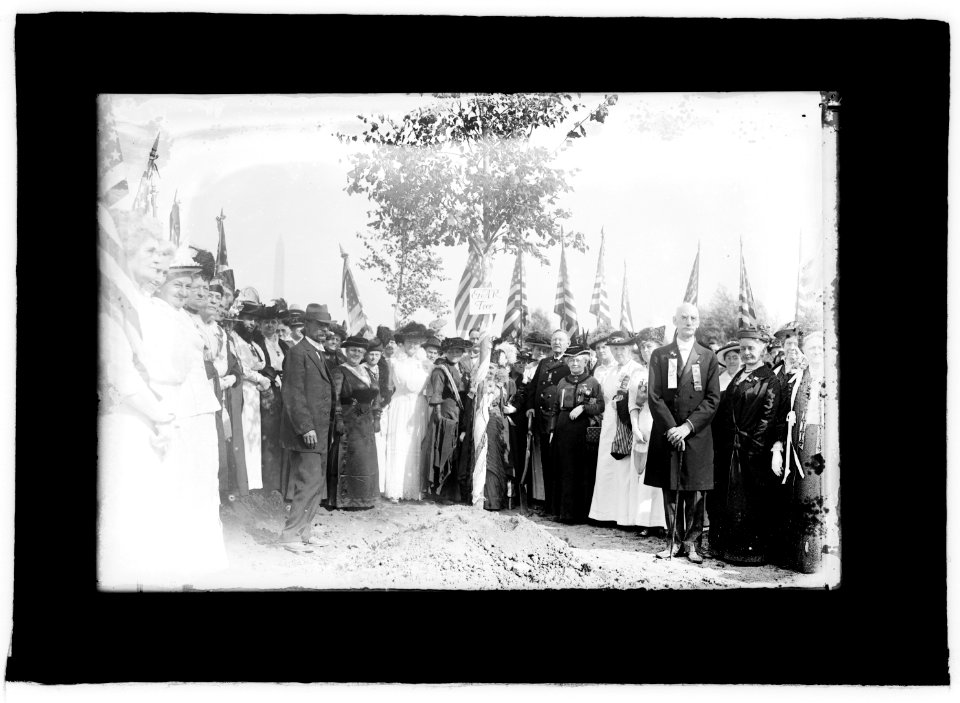 G.A.R. tree planting, Lincoln Memorial, (Washington, D.C.), Sept. 24, 1915 LCCN2016851217