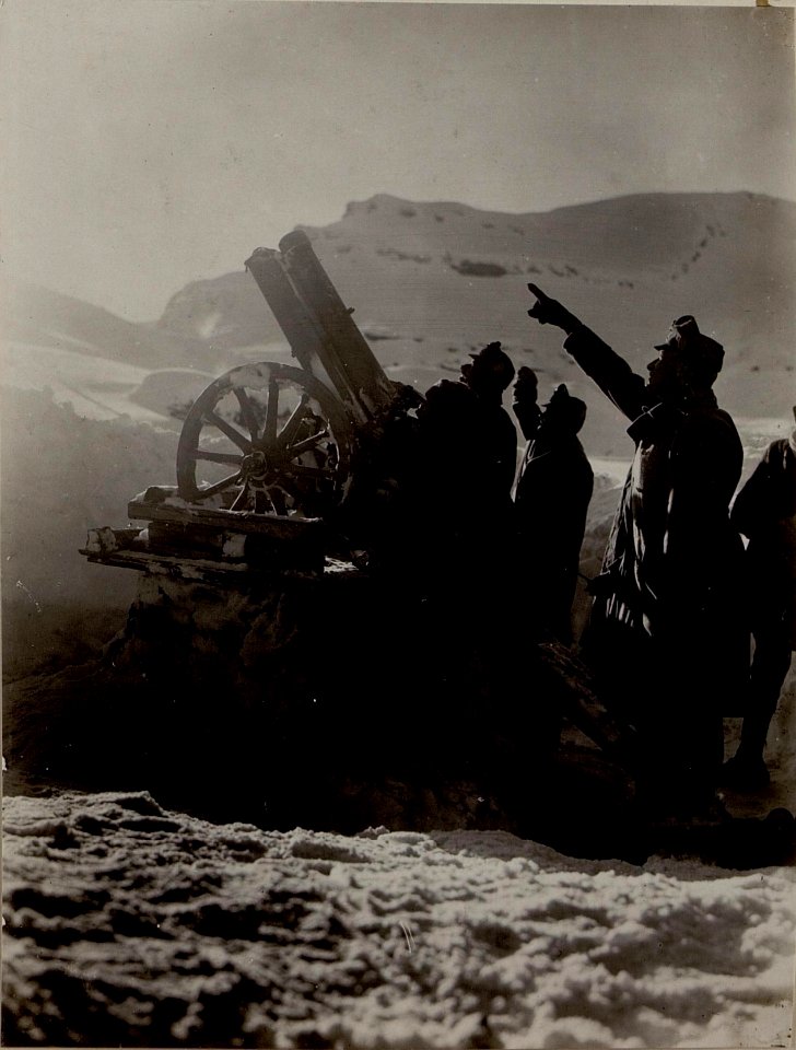 G.A.R.Batt.2 als Fliegerabwehrgeschütz auf ein Holzpivot montiert. (BildID 15483455)