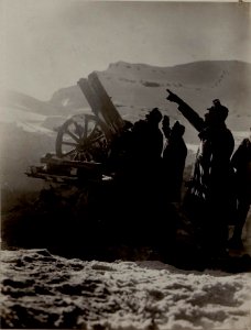 G.A.R.Batt.2 als Fliegerabwehrgeschütz auf ein Holzpivot montiert. (BildID 15483455)