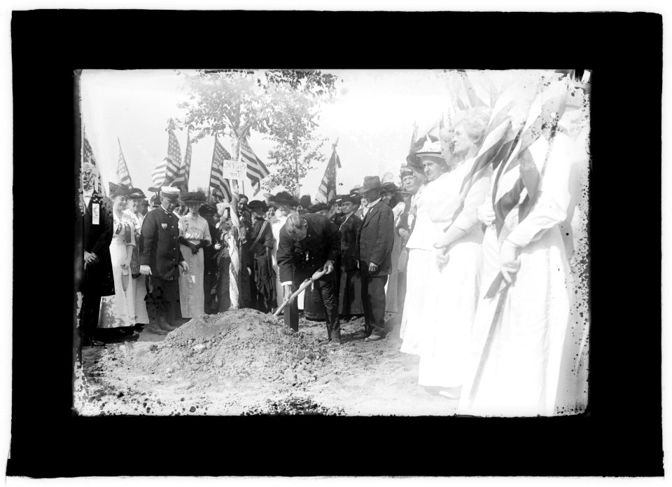G.A.R. tree planting, Lincoln Memorial, (Washington, D.C.), Sept. 24, 1915 LCCN2016851218