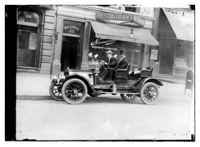 G.G. Bain in auto in front of restaurant -32 (-34 Japan Paper Co.) LCCN2014688420