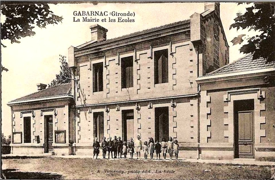 Gabarnac - Mairie et les écoles