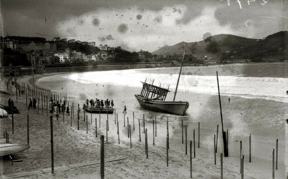 Gabarrón encallado en la playa de la Concha (1 de 1) - Fondo Car-Kutxa Fototeka