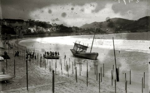 Gabarrón encallado en la playa de la Concha (1 de 1) - Fondo Car-Kutxa Fototeka