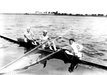 Gabriel Poix (G.) et Maurice Bouton (D.), champions d'Europe du 2 de pointe avec barreur, le 15 août 1920 à Mâcon (pour la Société nautique de la Marne)