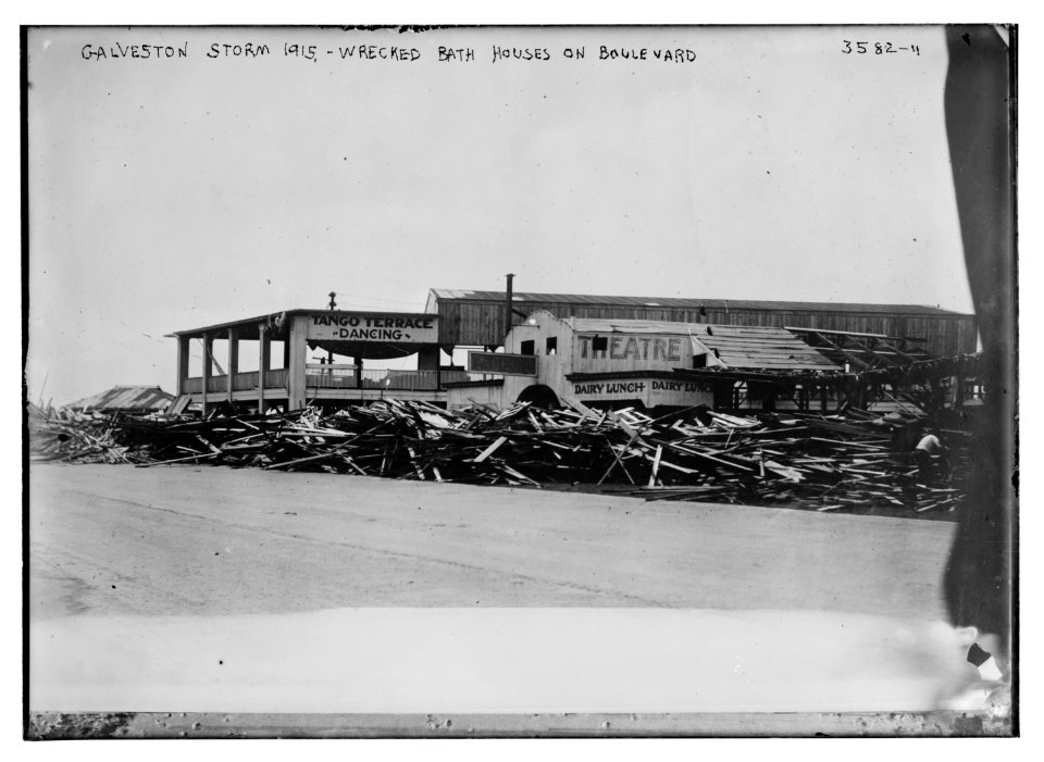Galveston Storm, 1915 - Wrecked bath houses on Boulevard. LCCN2014699779