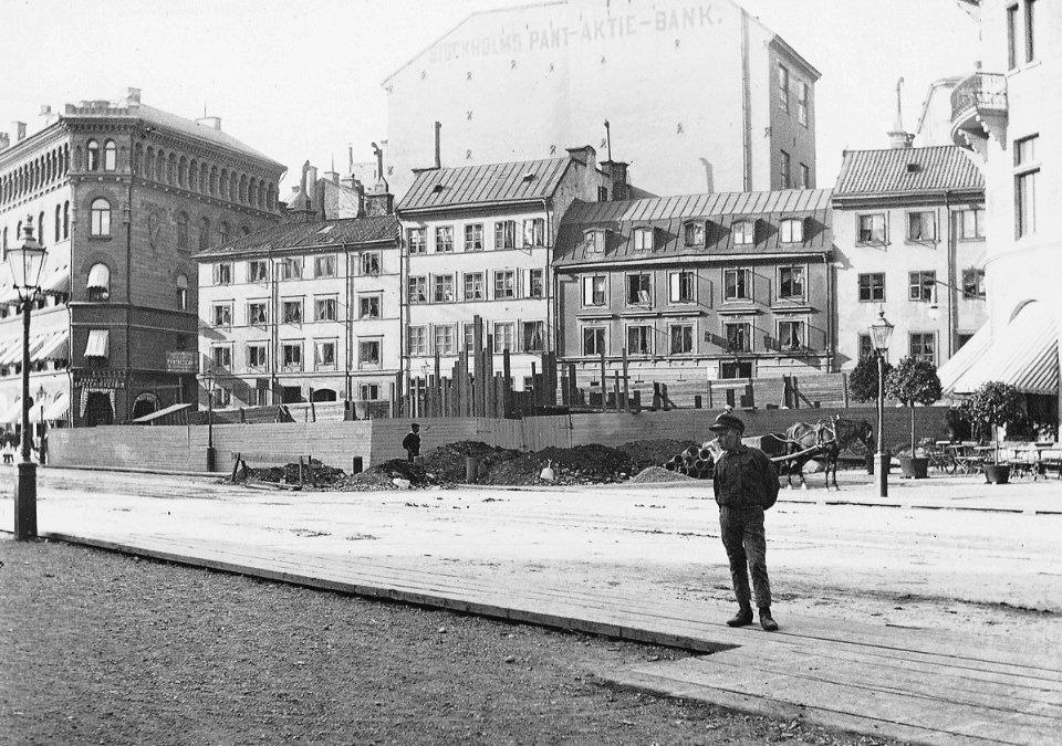 Gamla Grev Turegatan 4-10, i förgrunden Birger Jarlsgatan under byggnad, ca 1880-tal